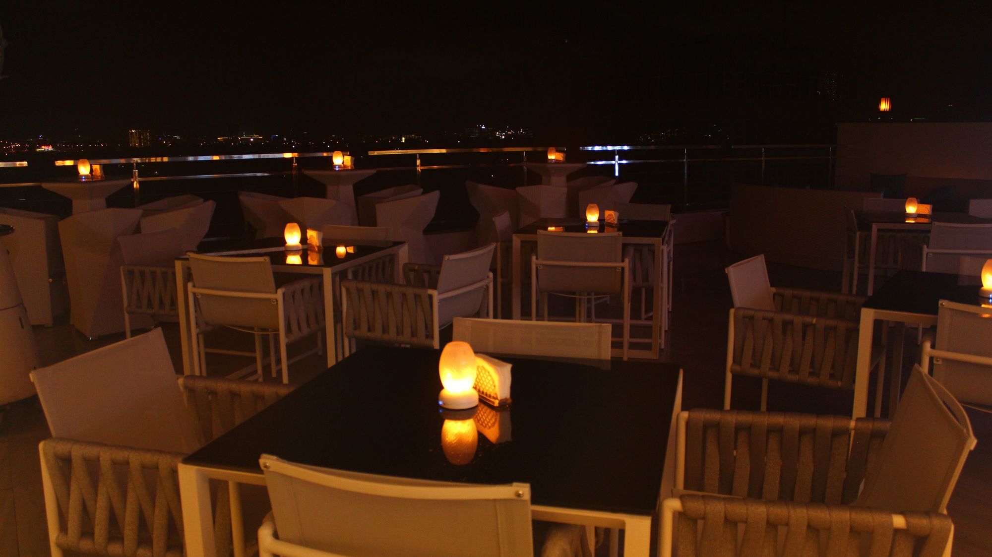 City Park Hotel Residences Taguig Exteriör bild
